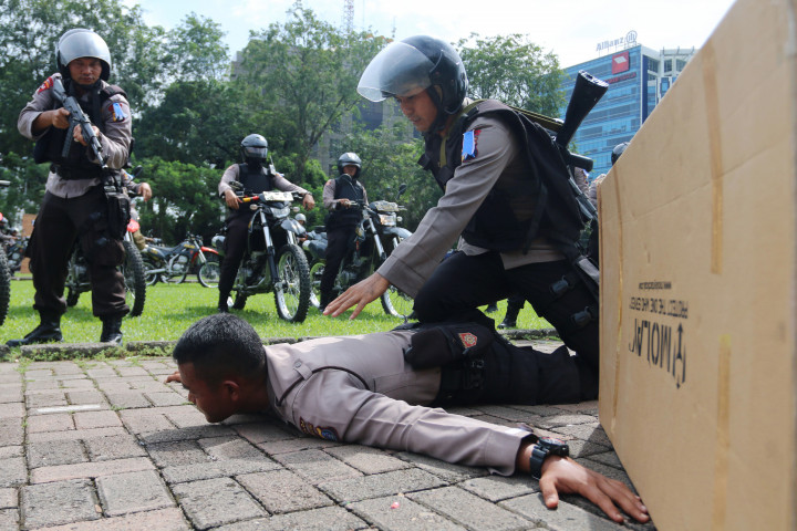 Polisi menangkap penjarah pada simulasi sistem pengamanan kota di Medan, Sumatera Utara.