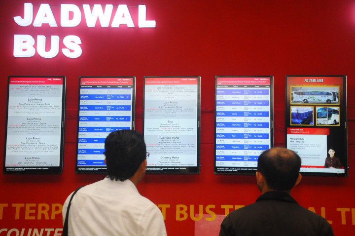 Sejumlah calon penumpang melihat jadwal keberangkatan bus dan harga e-tiketing bus di Terminal Tertonadi, Solo, Jawa Tengah.