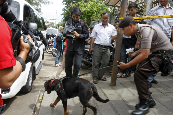 Polisi mengerahkan anjing pelacak untuk mencari jejak pelaku pembunuhan di Perumahan Pulomas Utara, Pulogadung, Jakarta Timur.