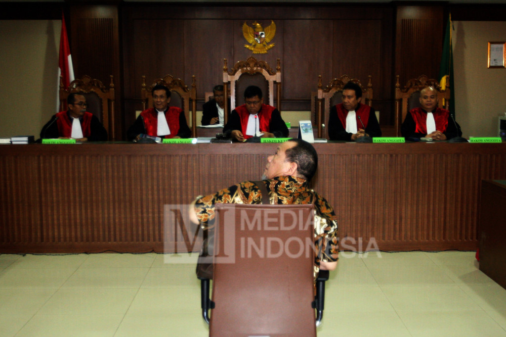 Sujud Syukur La Nyalla Saat Divonis Bebas