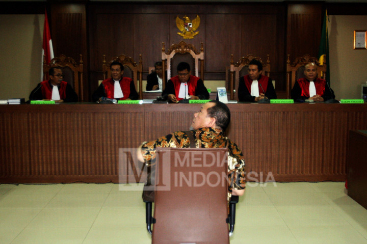 Sujud Syukur La Nyalla Saat Divonis Bebas