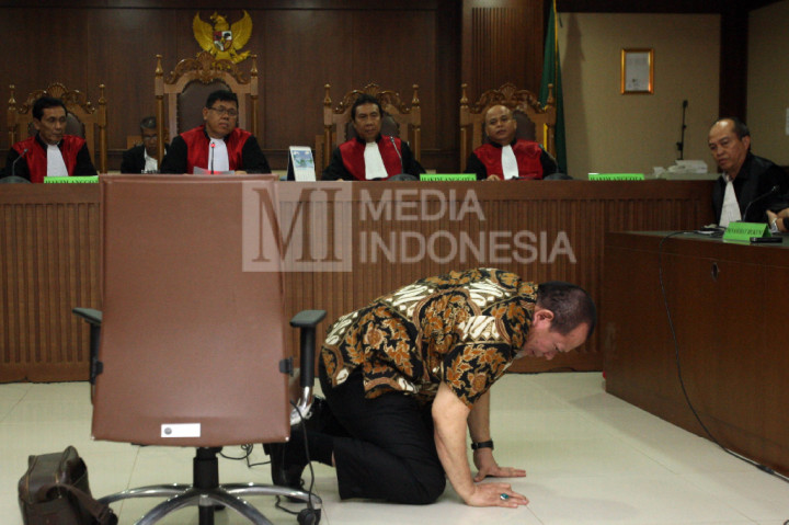 Sujud Syukur La Nyalla Saat Divonis Bebas