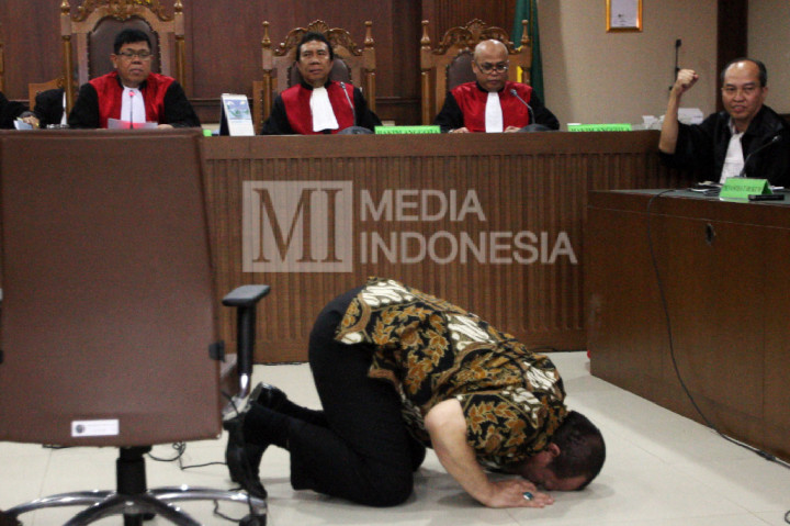 Sujud Syukur La Nyalla Saat Divonis Bebas