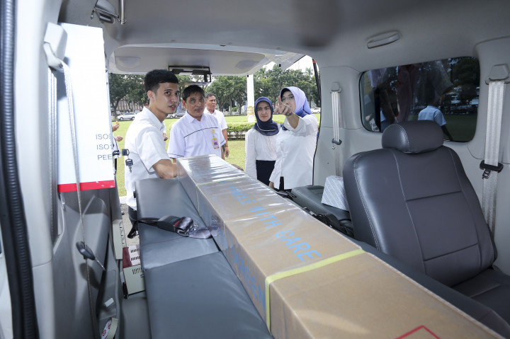 Sebanyak lima unit mobil diserahkan ke sejumlah kabupaten/kota di Provinsi Sumatera Selatan.