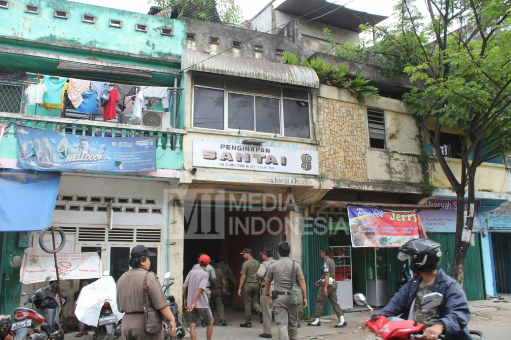 Satpol PP Kota Palembang menyegel tiga tempat usaha penunggak pajak.