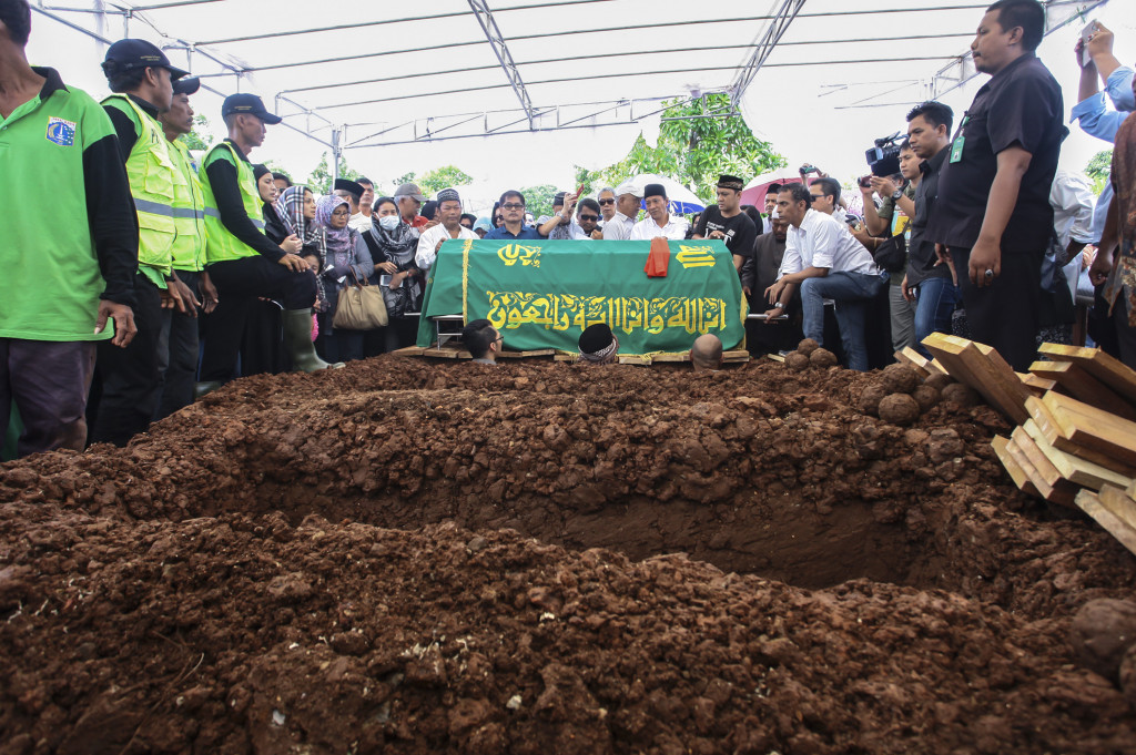 Jenazah korban pembunuhan Pulomas Dodi Triono dimakamkan di TPU Tanah Kusir, Jakarta.