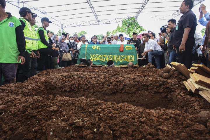 Jenazah korban pembunuhan Pulomas Dodi Triono dimakamkan di TPU Tanah Kusir, Jakarta.
