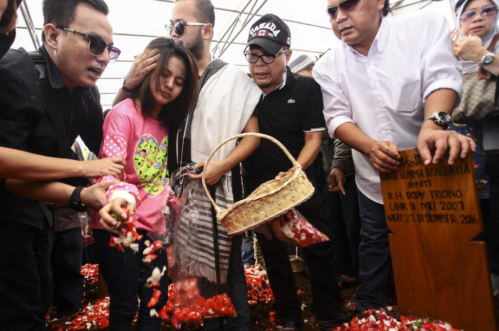 Korban selamat dalam kasus pembunuhan Pulomas Zanette Kalila menabur bunga di pusaran makam kakaknya Dianita Gemma Dzalfayla.
