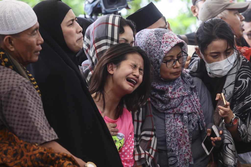 Tangis Zanette Kalila pecah saat pemakaman keluarganya yang tewas dalam kasus penyekapan di Pulomas.