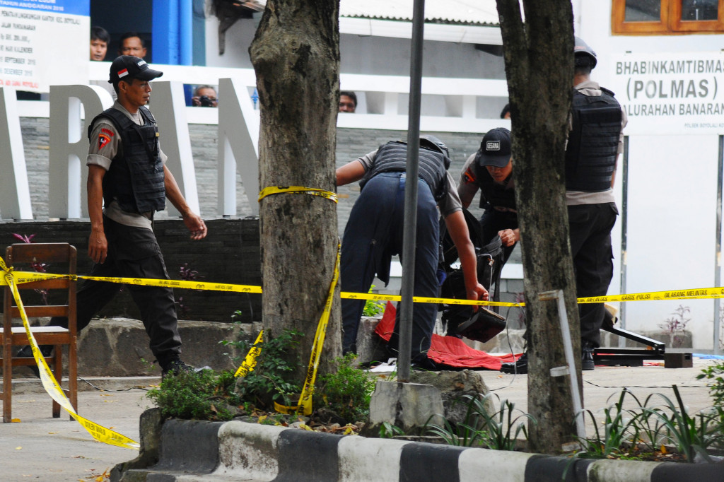 Tim Jihandak meledakkan benda mencurigakan. Isi tas yang diduga bom tersebut ternyata hanyalah perangkat sistem suara atau sound system.