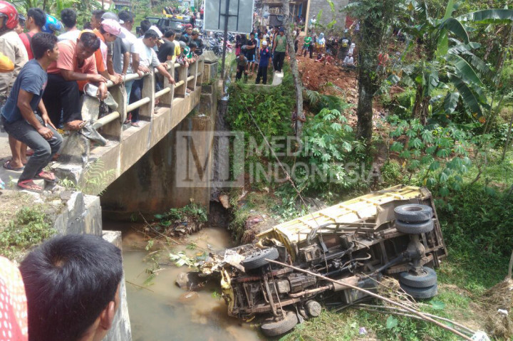 Truk Pasir Tabrak Empat Kendaraan di Temanggung