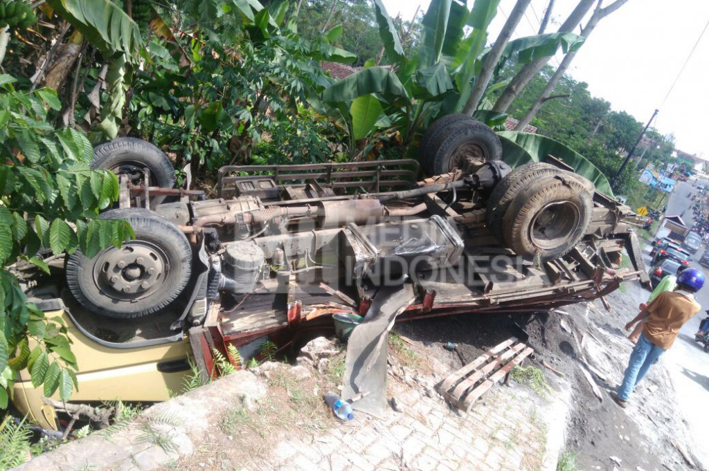 Truk Pasir Tabrak Empat Kendaraan di Temanggung