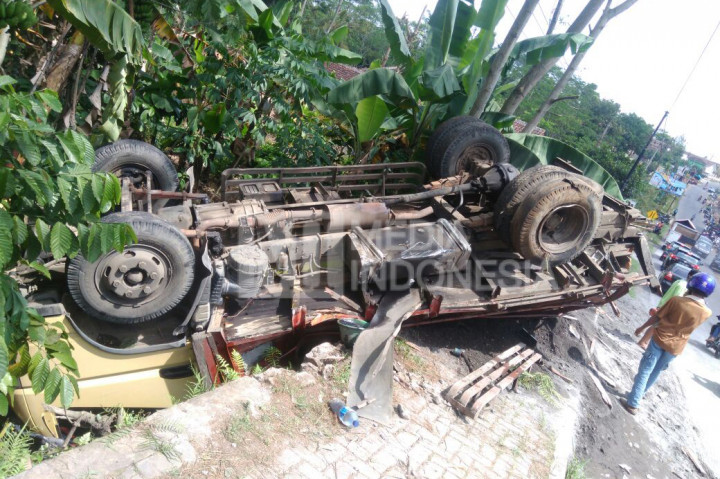 Truk Pasir Tabrak Empat Kendaraan di Temanggung