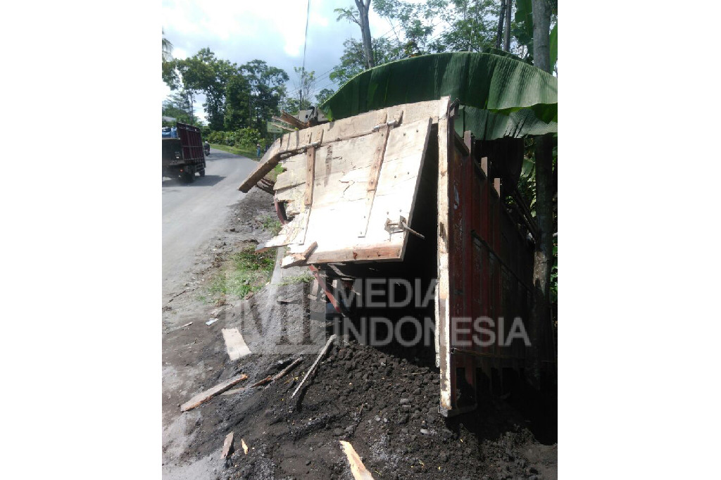 Truk Pasir Tabrak Empat Kendaraan di Temanggung