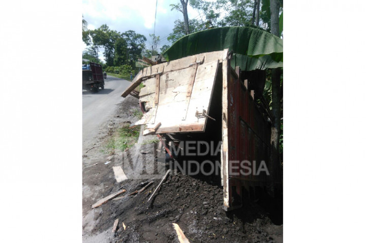 Truk Pasir Tabrak Empat Kendaraan di Temanggung