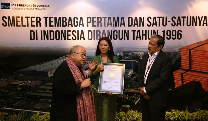 Piagam penghargaan diserahkan Ketua Umum MURI Jaya Suprana kepada Presiden Direktur Freeport Indonesia Chappy Hakim.