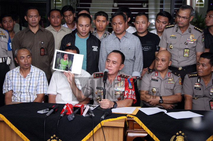 Polisi berhasil membekuk dua tersangka pelaku pembunuhan dan perampokan di Pulomas bernama Ramlan Butar-butar serta Erwin Situmorang di Bekasi, Rabu (28/12) siang.