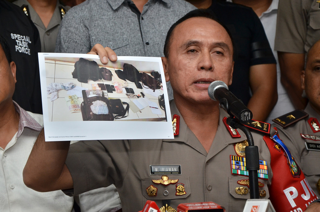 Kapolda Metro Jaya Irjen Pol M Iriawan memperlihatkan foto barang-barang hasil perampokan di Pulomas.