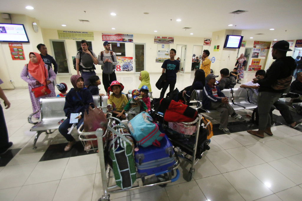 Penumpang menunggu bus di Terminal Terpadu Pulogebang, Jakarta.