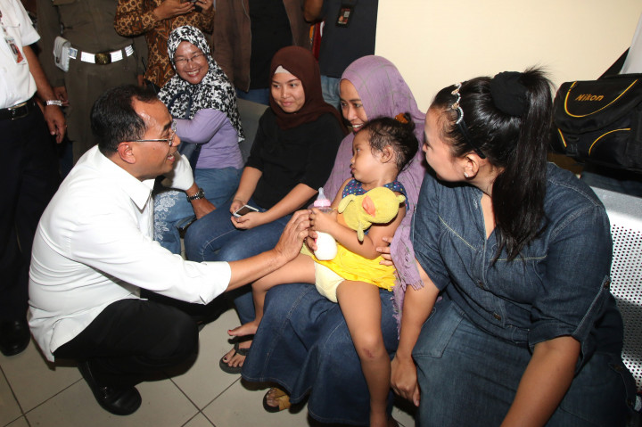 Menteri Perhubungan Budi Karya Sumadi (kiri) menyapa penumpang usai meresmikan Terminal Pulogebang.