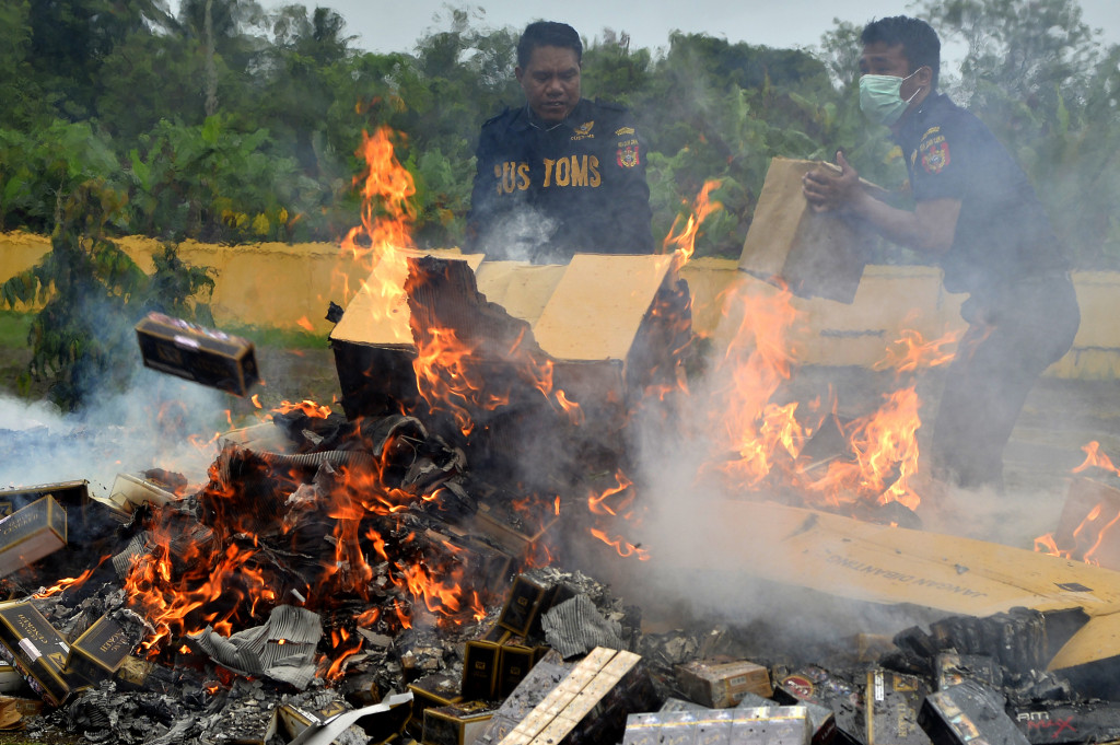 Petugas Bea Cukai memusnahkan jutaan batang rokok di Kantor Bea Cukai Manado, Sulawesi Utara.