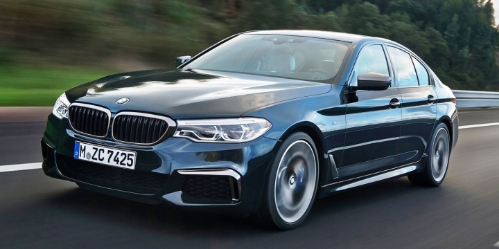 Generasi terbaru BMW M5 ini punya sistem penggerak all-wheel-drive. Wajarmampu melesat hingga 60 km/jam lebih cepat dibanding kecepatan puncak pendahulunya.