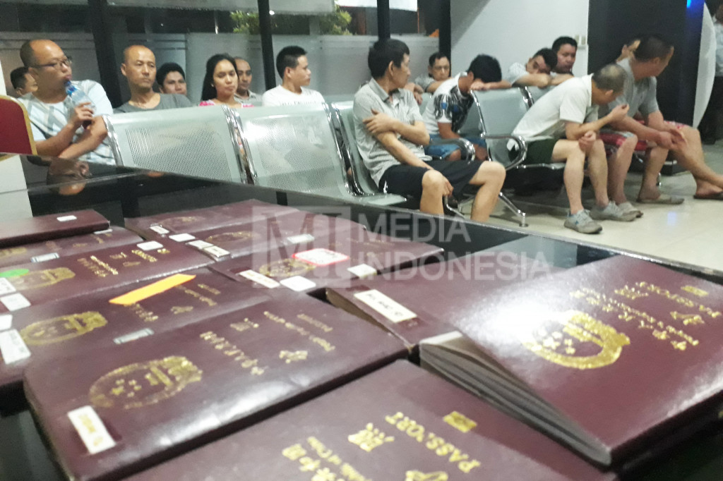 19 tenaga kerja asing (TKA) asal Tiongkok diamankan petugas imigrasi di PT Hua Xing Industri, Jalan Narogong, Cileungsi, Kabupaten Bogor, Jawa Barat.
