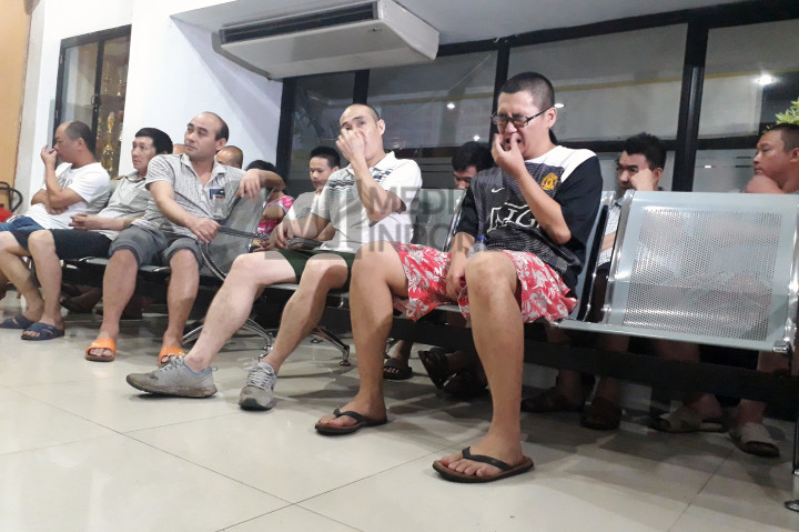 Sepuluh orang tanpa dokumen, 9 orang punya dokumen tetapi punya Kitas (Kartu Izin Tinggal Sementara) yang dikeluarkan dari Jakarta Barat.