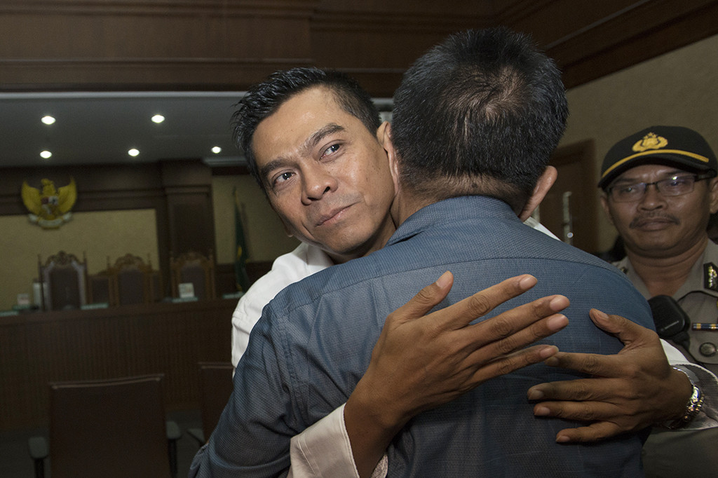 Terdakwa kasus suap pembahasan peraturan daerah tentang reklamasi di Pantai Utara Jakarta, M Sanusi, memeluk rekannya usai sidang pembacaan vonis.