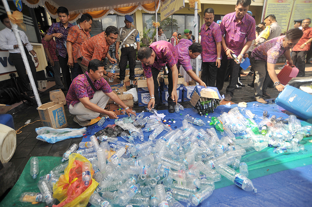 Polisi musnahkan ribuan liter arak dan berbagai merk minuman keras di Mapolresta, Denpasar.