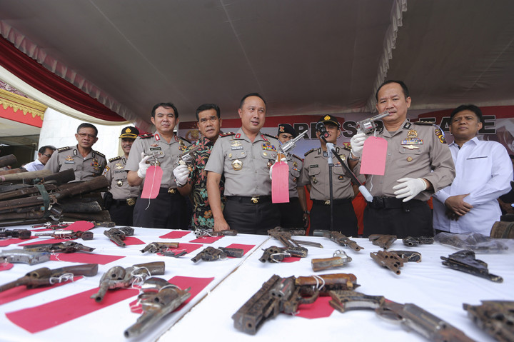 Kapolda Sumatera Selatan Irjen Pol Agung Budi Maryoto (tengah) didampingi Wakapolda Brigjen Pol Asep Suhendra (ketiga kiri) dan Dirkrimum Kombes Pol Daniel TM Silitonga (keempat kiri) beserta pejabat lainnya memperlihatkan barang bukti kasus senjata api rakitan di halaman Mapolda Sumsel, Palembang.