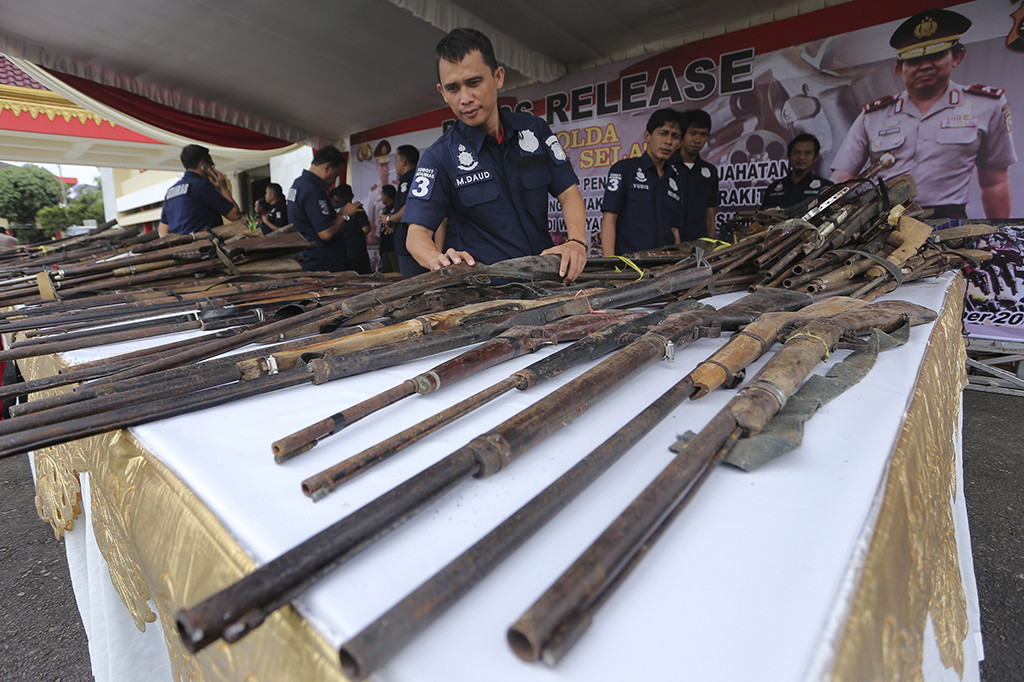 Barang bukti kasus senjata api rakitan di halaman Mapolda Sumsel, Palembang.