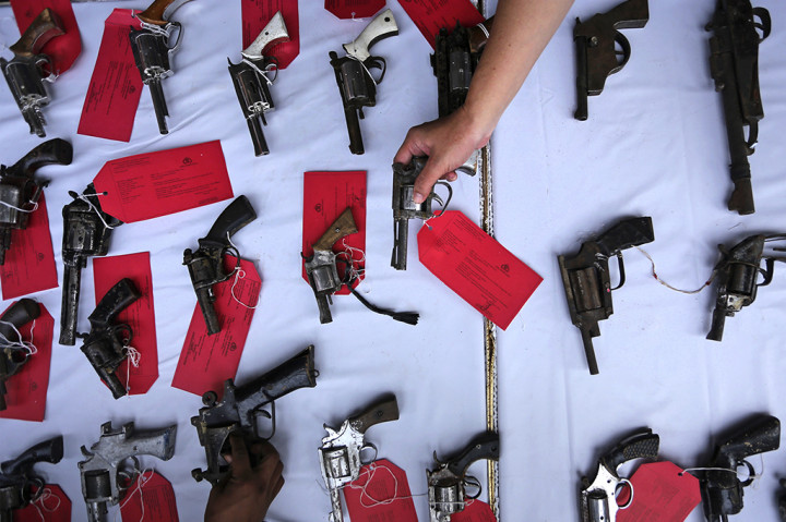 Barang bukti kasus senjata api rakitan di halaman Mapolda Sumsel, Palembang.