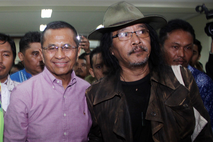 Sujiwo Tejo hadir di Pengadilan Tipikor Surabaya. Dia datang untuk memberikan dukungan moral kepada Dahlan Iskan.