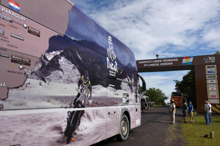 Mobile paddock salah satu tim balap sepeda motor antri masuk areal khusus kru.