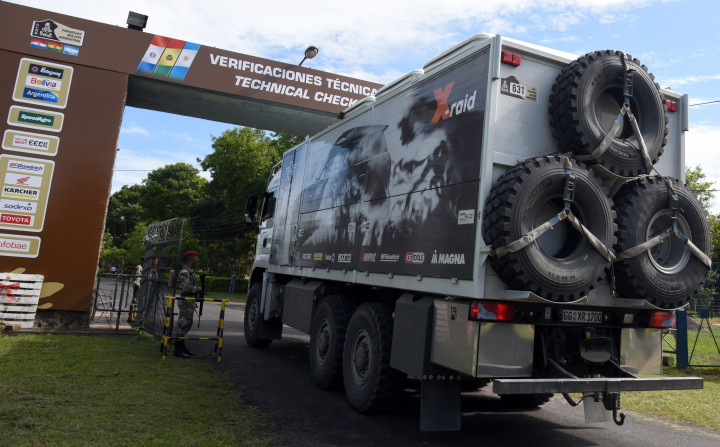 Truk pengangkut logistik Tim X-Raid memasuki area garis start di Luque, Asuncion, Paraguai.