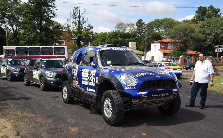 Tim X-Raid Qatar yang merupakan salah satu unggulan, bersiap mengikuti pemeriksaan teknis.