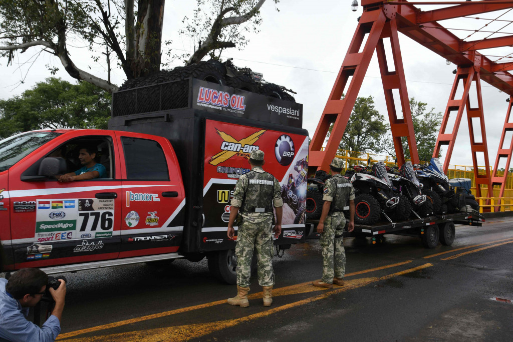 Tentara di pos perbatasan memeriksa surat-surat sebuah mobil logitik tim peserta Reli Dakar 2016. 