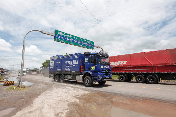 Truk logistik tim Yamaha melintasi pos perbatasan Argentina-Paraguai. Yamaha masih merupakan tim unggulan tahun ini.