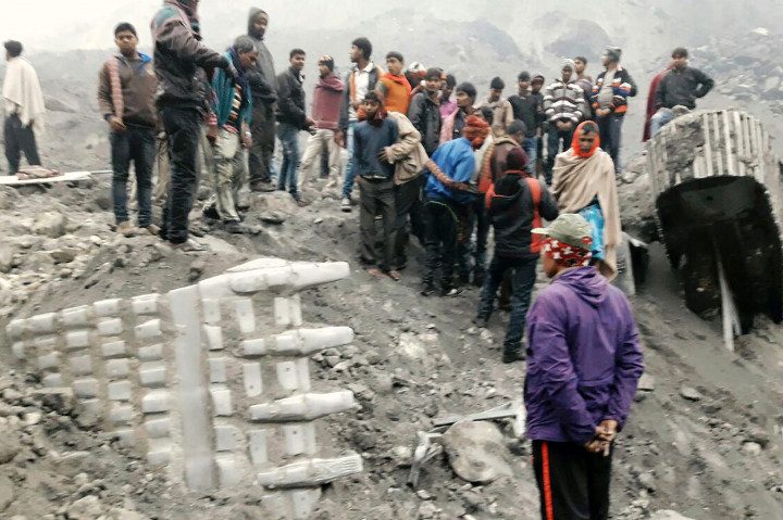 Sebuah tambang batu bara di India runtuh dan menewaskan setidaknya lima pekerja.