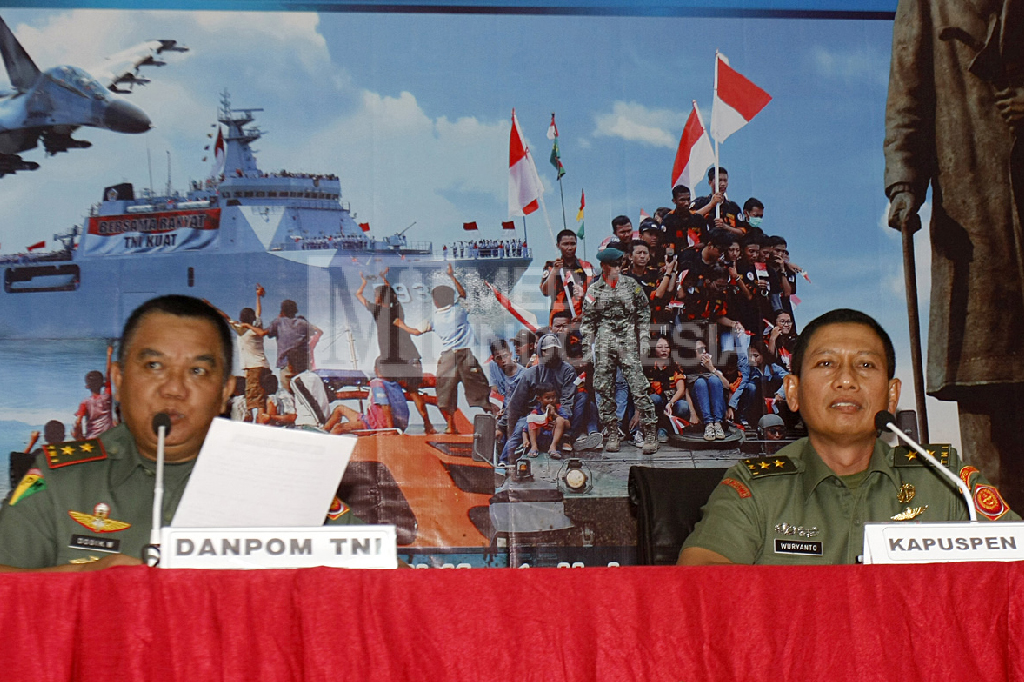 Kapuspen TNI Mayjen TNI Wuryanto (kanan) didampingi Komandan POM TNI Mayjen TNI Dodik Wijanarko memberikan keterangan pers terkait dugaan suap Bakamla di Mabes TNI, Cilangkap, Jakarta Timur.