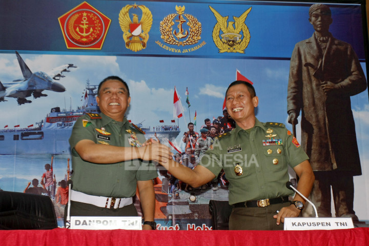 Kapuspen TNI Mayjen TNI Wuryanto (kanan) berjabat tangan dengan Komandan POM TNI Mayjen TNI Dodik Wijanarko usai memberikan keterangan pers terkait dugaan suap Bakamla di Mabes TNI, Jakarta.