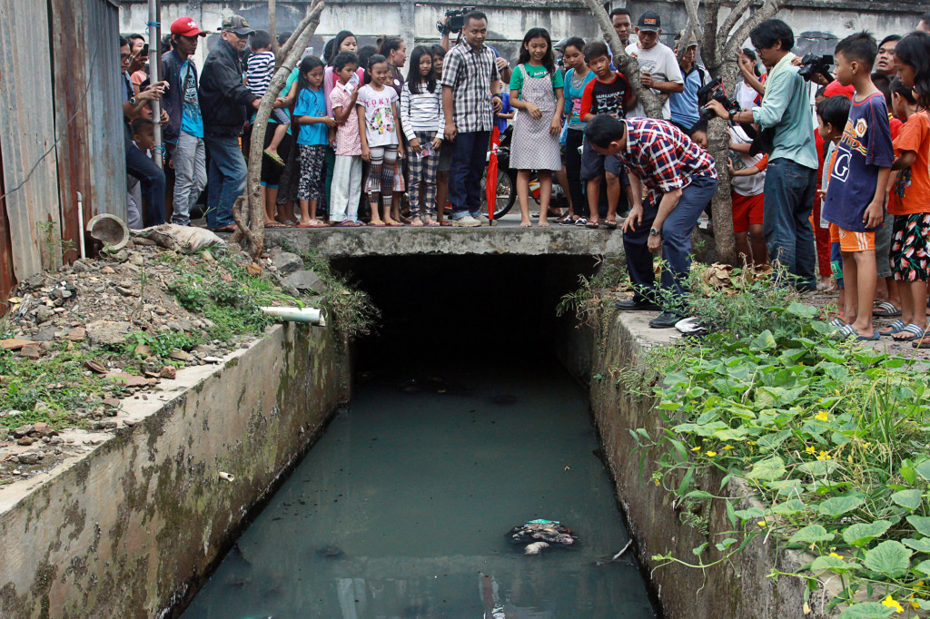 Ahok meninjau saluran air di Jl Abbah Bawah, Ragunan, Jakarta Selatan. Ketika puncak musim hujan, wilayah ini sering terendam banjir. MI/Galih Pradipta
