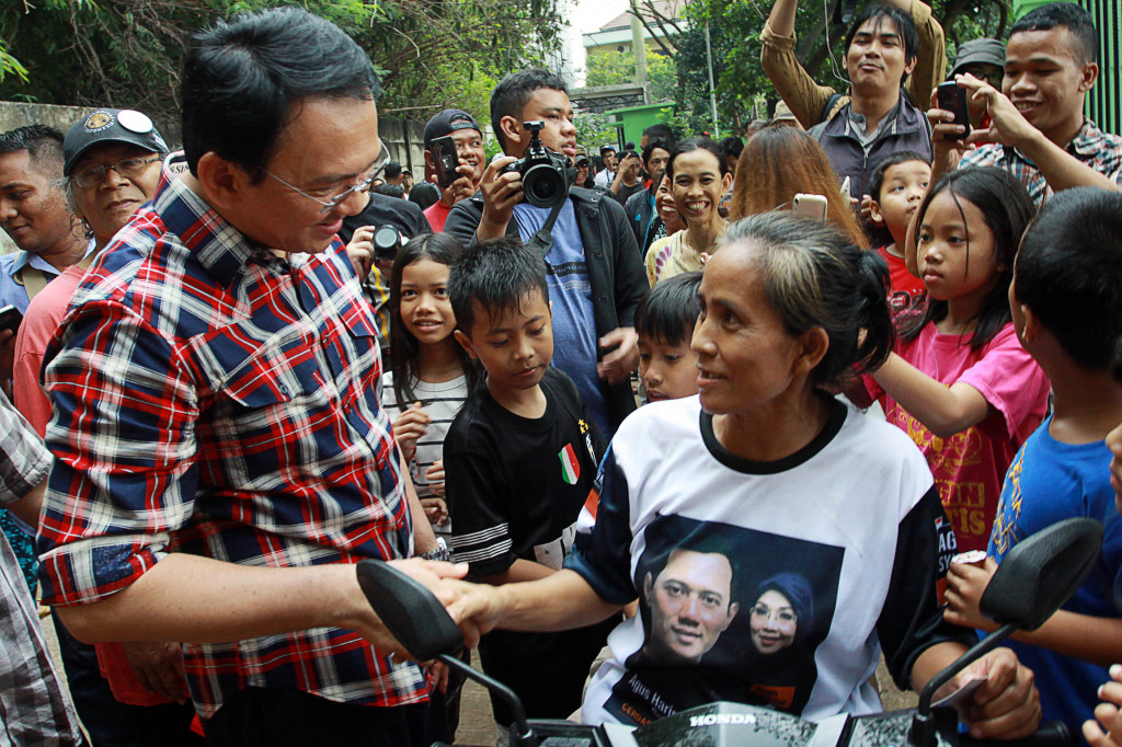 Ahok menyalami seorang simpatisan pasangan Agus-Silvy yang melintas Jl Abbah Bawah, Ragunan, Jakarta Selatan. 