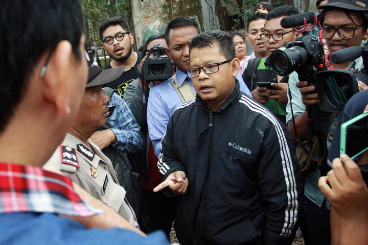 Seorang pria yang mengaku bernama Henianudin dan menjabat Ketua FPI Pasar Minggu mengadang Ahok agar tidak melanjutkan kampanyenya. 