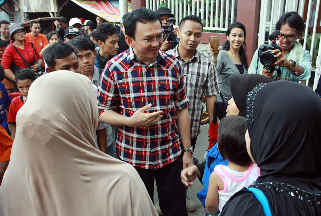 Kepada warga, Ahok menjanjikan membangun danau buatan untuk menampung limpahan air tanpa menggusur warga.