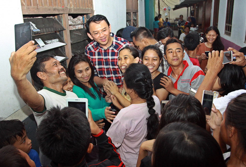 Melayani permintaan warga untuk foto bersama dirinya.