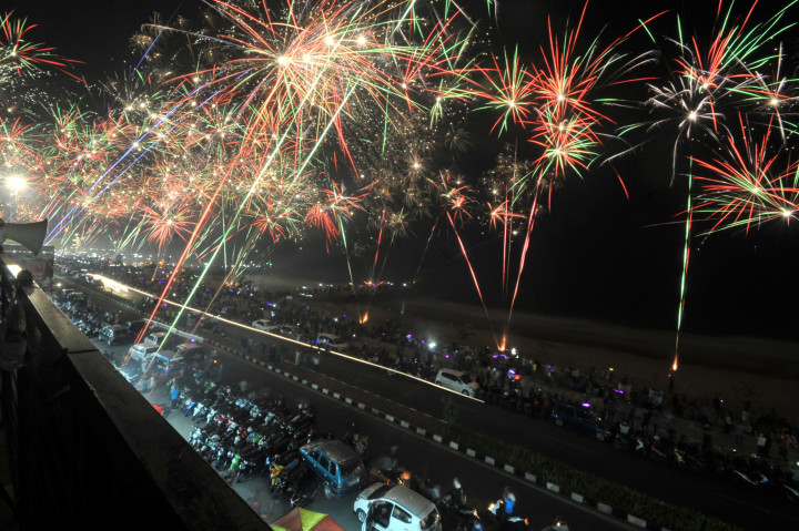 Perayaan malam pergantian tahun di pantai Padang, Sumatera Barat.