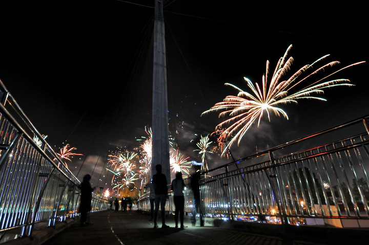 Pesta kembang api menyemarakkan malam tahun baru 2017 di Jembatan Pedestrian Jambi.