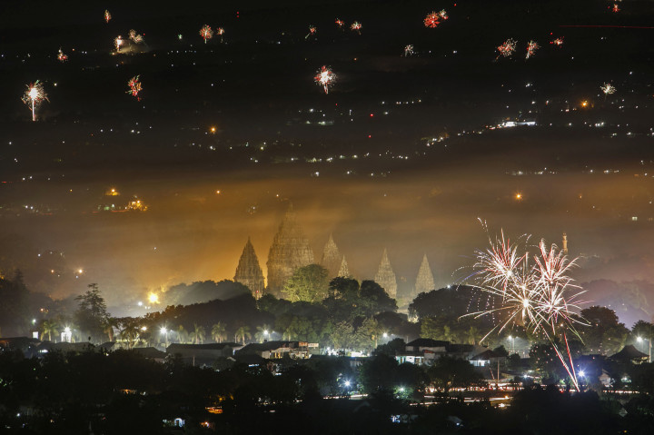 Suasana malam pergantian tahun di komplek Taman Wisata Candi Prambanan tampak dari atas bukit Sambirejo, Prambanan, Sleman, DI Yogyakarta.